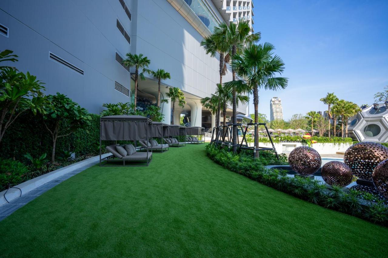 Grande Centre Point Space Pattaya Dış mekan fotoğraf Artificial grass at a condominium