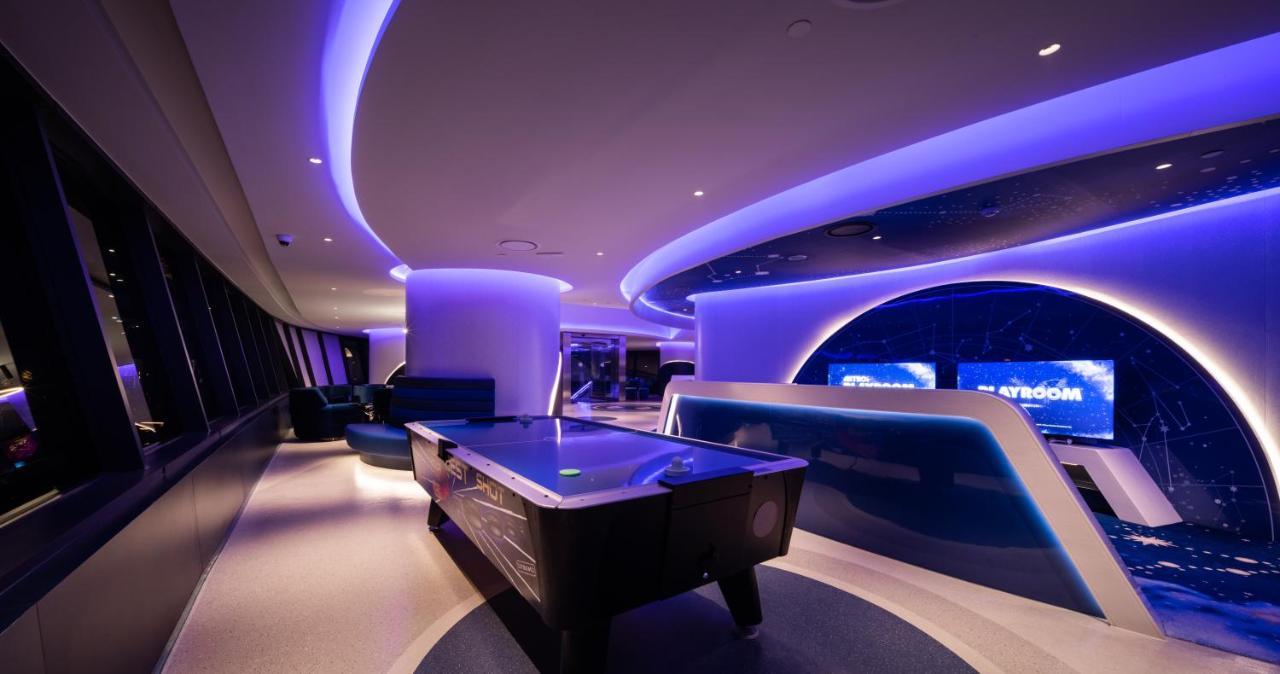 Grande Centre Point Space Pattaya Dış mekan fotoğraf The Sky Sports studio at Sky Central, the company's headquarters in Isleworth, London