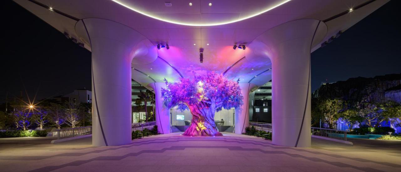 Grande Centre Point Space Pattaya Dış mekan fotoğraf The Tree of Life at the entrance of the hotel
