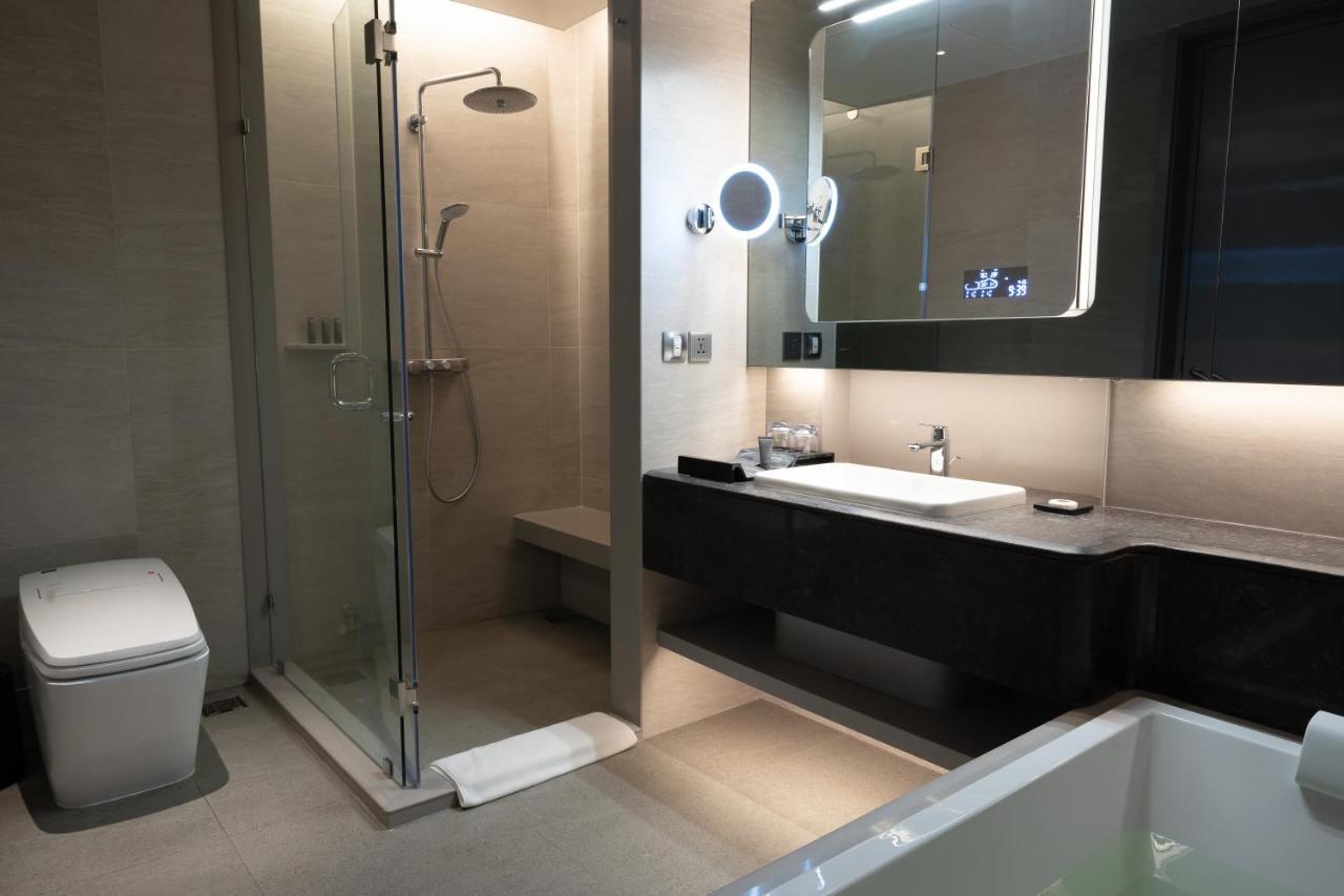 Grande Centre Point Space Pattaya Dış mekan fotoğraf A shower cubicle