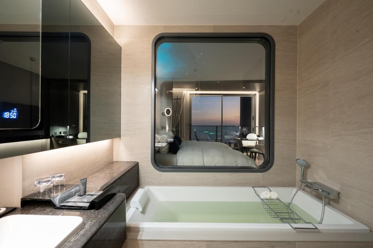 Grande Centre Point Space Pattaya Dış mekan fotoğraf Bathroom