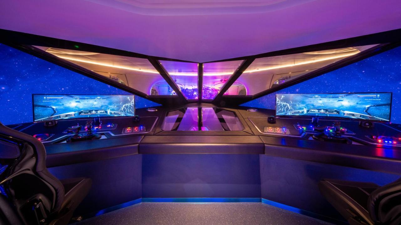Grande Centre Point Space Pattaya Dış mekan fotoğraf The control room of the London Eye