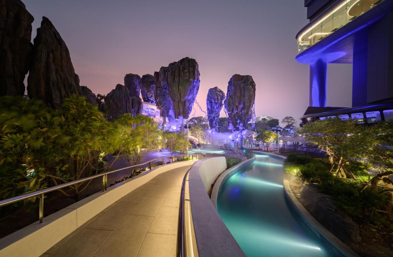 Grande Centre Point Space Pattaya Dış mekan fotoğraf The artificial river at Vinpearl Hotel Nha Trang