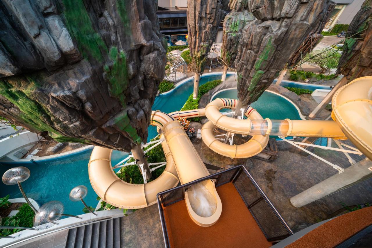 Grande Centre Point Space Pattaya Dış mekan fotoğraf Water slides at Splash Jungle Water Park