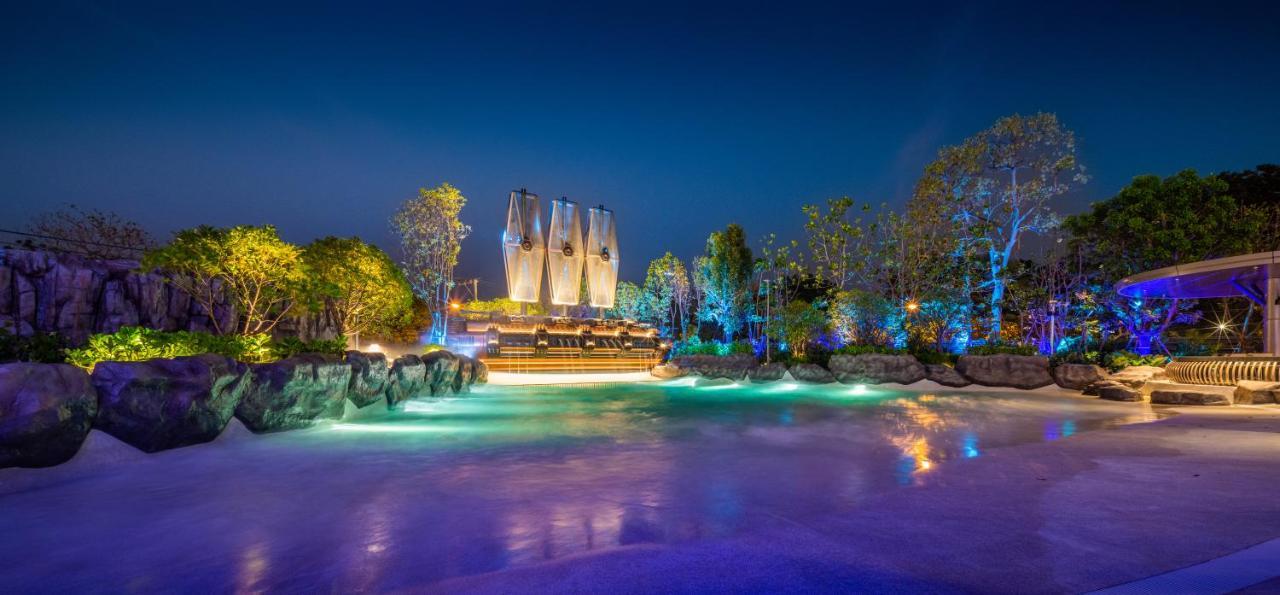 Grande Centre Point Space Pattaya Dış mekan fotoğraf The park at night