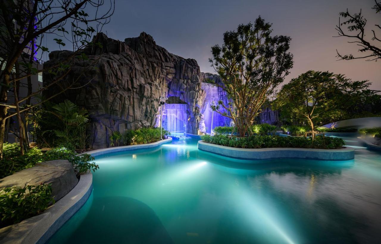 Grande Centre Point Space Pattaya Dış mekan fotoğraf The artificial waterfall at the resort