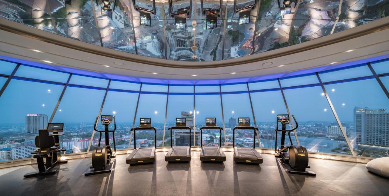 Grande Centre Point Space Pattaya Dış mekan fotoğraf The gym at the 88th floor