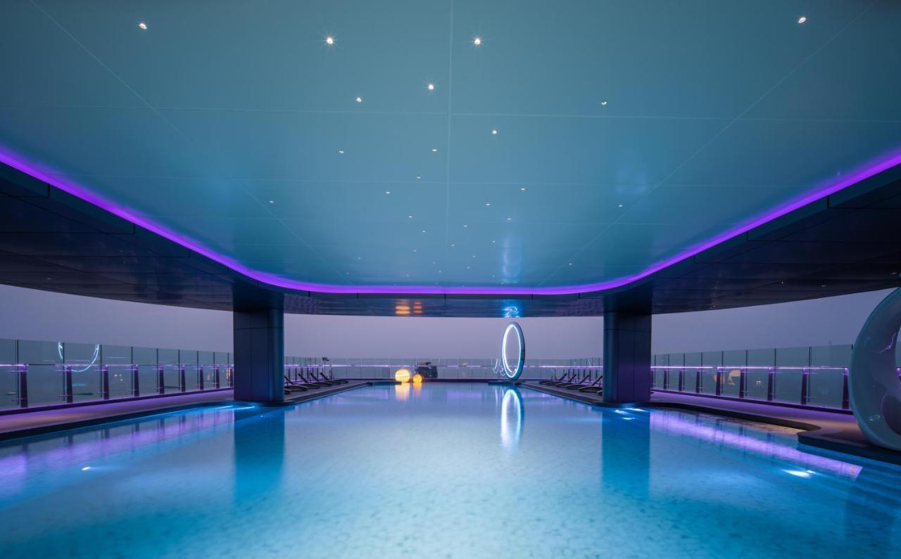 Grande Centre Point Space Pattaya Dış mekan fotoğraf The pool at the 101 Sky Lounge