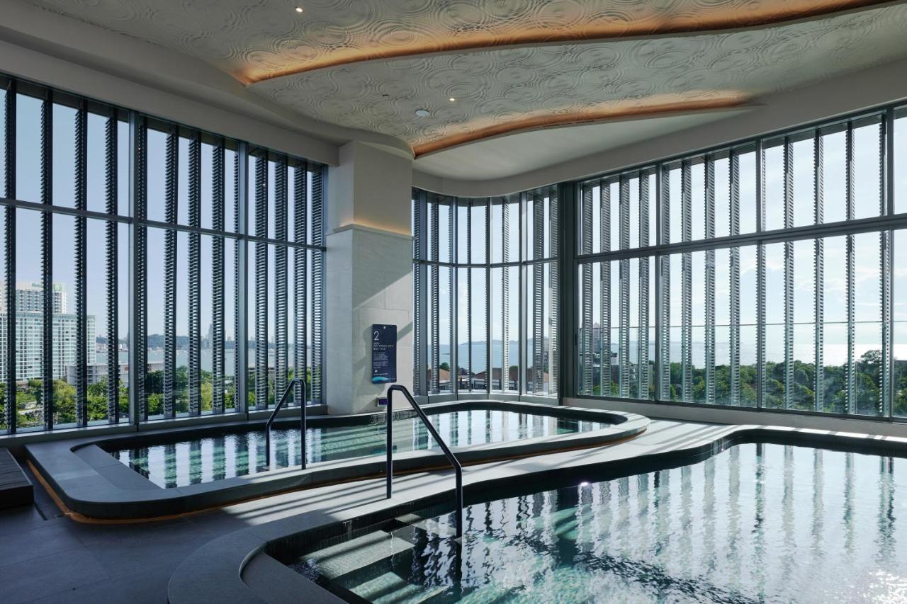 Grande Centre Point Space Pattaya Dış mekan fotoğraf The pool at the 360° Sky Lounge